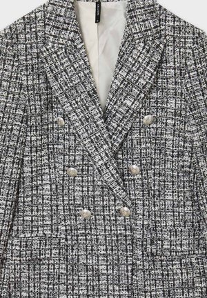 Schwarz-weißer, doppelt geknöpfter Tweed-Blazer mit silbernen Knöpfen und strukturiertem Muster. Glattes Innenfutter, taillierte Passform.