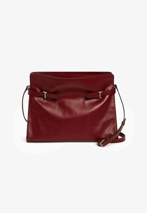 Borsa a mano in pelle bordeaux con una texture liscia, caratterizzata da un design piatto, due dettagli con manici e una tracolla rimovibile.