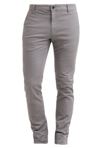 Pantalon gris coupe slim avec fermeture par bouton et zip, passants pour ceinture et légère froissure le long des jambes.