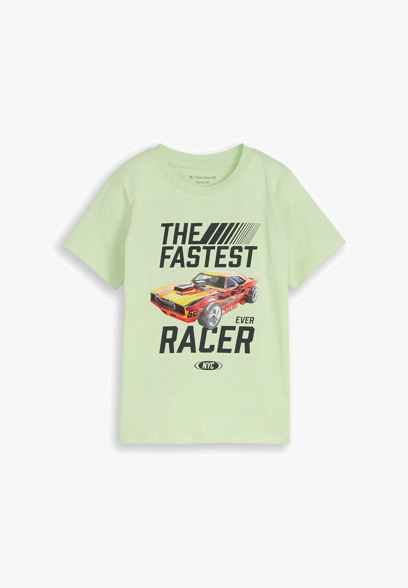 Jasnozielona koszulka z grafiką pomarańczowego muscle cara i napisem "The fastest racer ever NYC" czarnymi, pogrubionymi literami.