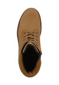 Botín de cuero marrón claro con punta redonda, diseño con cordones y cremallera lateral. Forro interior suave y acentos de ante texturizado.