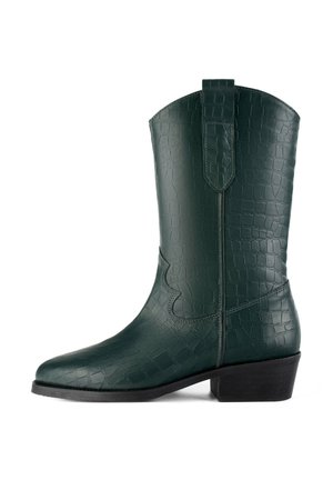 Stivale da cowboy in pelle verde con una finitura a stampa coccodrillo, dal design superiore curvo e tacco moderato. Presenta cuciture lungo le cuciture e una linguetta per il sollevamento.
