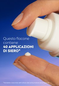 Bottiglia bianca con dispenser a pompa che rilascia una piccola quantità di crema su un dito. Sfondo sfumato da blu scuro a blu chiaro.