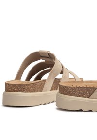 Sandalias de plataforma de ante beige con acentos de corcho, una plantilla texturizada y una suela gruesa con un patrón de olas. Diseño de tiras cruzadas en la parte superior.