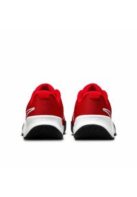Scarpe sportive rosse con tomaia in rete traspirante, intersuola bianca a contrasto e suola in gomma nera testurizzata. Design del tacco arrotondato.