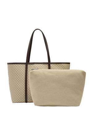 Beżowa pleciona torba na ramię z ciemnobrązowymi uchwytami i wykończeniem, zestawiona z prostym beżowym piórnikiem na zamek z przodu.