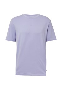 Lavendel T-shirt met korte mouwen, gemaakt van zachte stof, met een ronde hals en een subtiel logo op de voorkant. Eenvoudig en licht ontwerp.