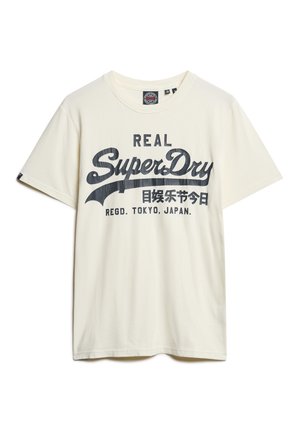 Crème-kleurige katoenen T-shirt met korte mouwen, voorzien van een grote marineblauwe grafische print met de tekst "REAL SuperDry" en aanvullende tekst eronder.