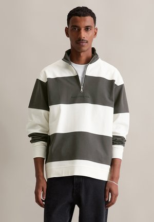 Overmaatse rits-sweater in roomwit en olijfgroen gestreept, gemaakt van een katoen-mix, met een hoge kraag en ribgebreide manchetten. Subtiele logo-detail.