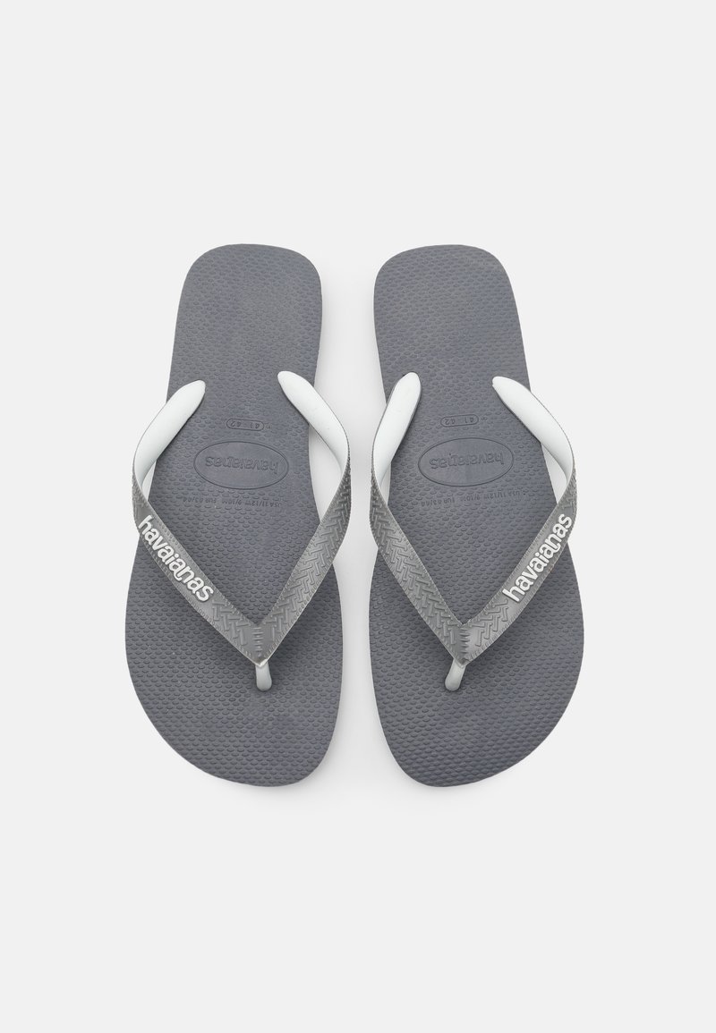 Chinelos de borracha cinza com tiras brancas, apresentando um suporte texturizado e logótipo da marca. Design clássico e plano, adequado para uso casual.