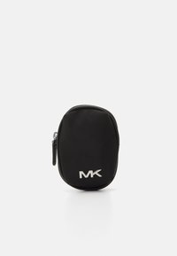 Pouch in nylon nero con forma arrotondata, chiusura con zip e logo "MK" in argento sul davanti. Texture liscia con pochi dettagli.