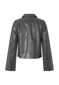 Veste en simili-cuir gris avec un design court, des manches longues, un col en V et des accents de poignets boutonnés. Texture lisse et brillante.