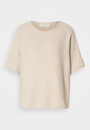 Beige kortermet topp laget av teksturert stoff, med rund hals og avslappet passform, med en etikett festet inni halsen.
