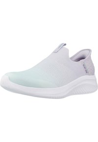 Zapatos ligeros sin cordones con una parte superior de malla texturizada en blanco y verde menta, una suela blanca acolchada y un pequeño tirador de bucle en el talón.
