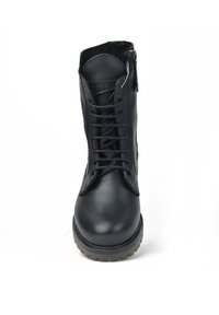 Botas de cuero negras hasta el tobillo con punta redonda, cordones delanteros y cierre de cremallera en el lateral. Con suela texturizada y resistente.