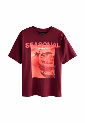 Tricou din bumbac de culoare burgundă, cu o croială supradimensionată. Are un imprimeu grafic cu ochelari și textul "PREFERATE SEZONIERE" și "VECHEA MODĂ."
