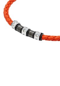 Bracciale in pelle arancione intrecciato, con accenti metallici alternativi in argento e nero, con segmenti lisci e testurizzati per un contrasto.
