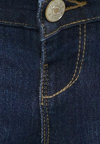 Lähikuva tummansinisestä farkkukankaasta, jossa on keltaiset tikkauslangat ja metallinen nappi, jossa lukee "ONLY".