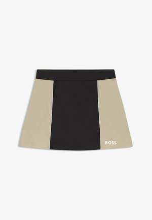 falda negra y beige con un diseño a bloques de color, una cintura ajustada, detalles de costura y un logotipo blanco en la esquina inferior derecha.