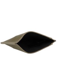 Khaki leren pouch met een gladde textuur, driehoekige vorm en zwart interieur. Heeft een eenvoudig ontwerp zonder zichtbare hardware of versieringen.