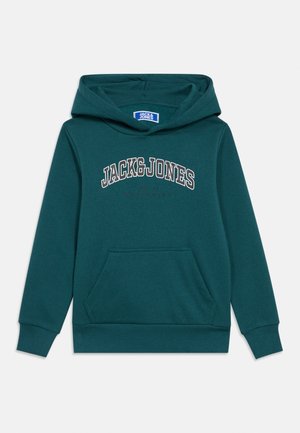 Zöldesszürke kapucnis pulóver elülső kenguruzsebbel, a mellkasán nagy, fehér körvonalas "JACK & JONES" felirattal.