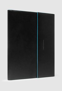 Schwarze Lederakte mit schlankem Design, versehen mit einem blauen Akzent am Rücken und einer geprägten Markenkennzeichnung an der Seite.