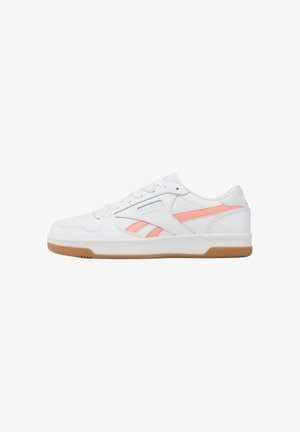 Baskets basses en cuir blanc avec des bandes rose clair du logo Reebok et une semelle en gomme, vues de côté extérieur.
