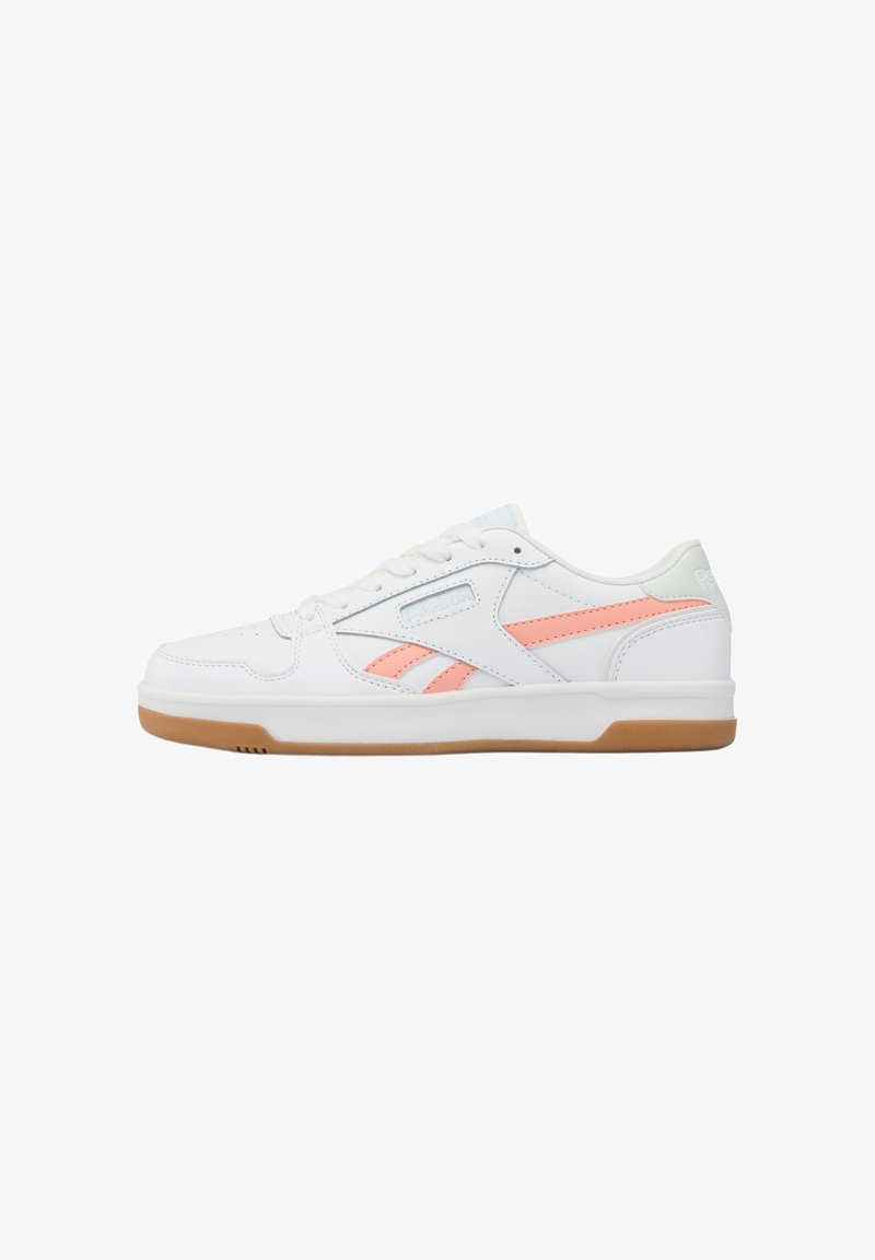 Baskets basses en cuir blanc avec des bandes rose clair du logo Reebok et une semelle en gomme, vues de côté extérieur.