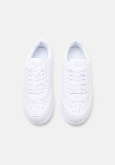 Ζευγάρι λευκά χαμηλά αθλητικά παπούτσια με διάτρητο μπροστινό μέρος, κορδόνια και επενδεδυμένο γιακά, απεικονιζόμενα από πάνω σε ανοιχτό φόντο.