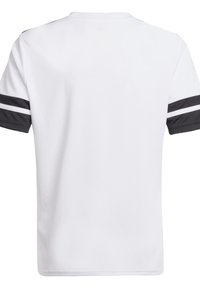 Camiseta atlética blanca de manga corta con bandas negras y una delgada línea blanca en cada manga, vista desde la parte de atrás.