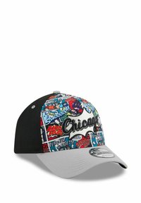 Schwarz-graue Kappe mit einem bunten Grafikmuster und baseballbezogenen Slogans; an der Vorderseite ist das aufgestickte "Chicago"-Logo.