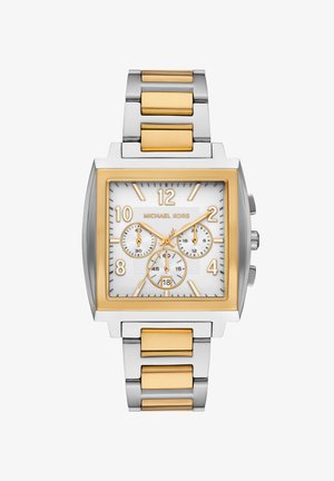 Orologio quadrato Michael Kors argento e oro con quadrante bianco, tre sottoquadranti, indicatori numerici e bracciale in metallo bicolore.
