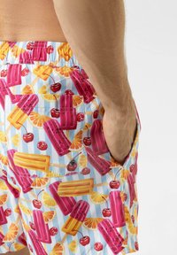 Shorts de bain colorés avec un motif de glaces en bâtonnets, cerises et agrumes sur un fond rayé bleu clair ; taille élastique et poches latérales.