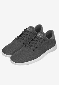 Graue gewebte Sneaker mit schwarzen Schnürsenkeln, weißer Gummisohle, gepolsterter Knöchelpartie und Logo-Tag auf der Zunge. Leichtes und atmungsaktives Material.
