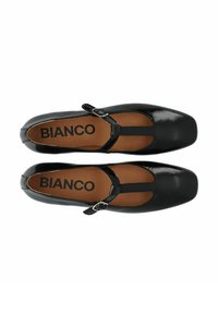 Scarpe in pelle verniciata nera con punta quadrata, cinturino alla caviglia con fibbia metallica e soletta marrone con la scritta "BIANCO." Texture liscia.