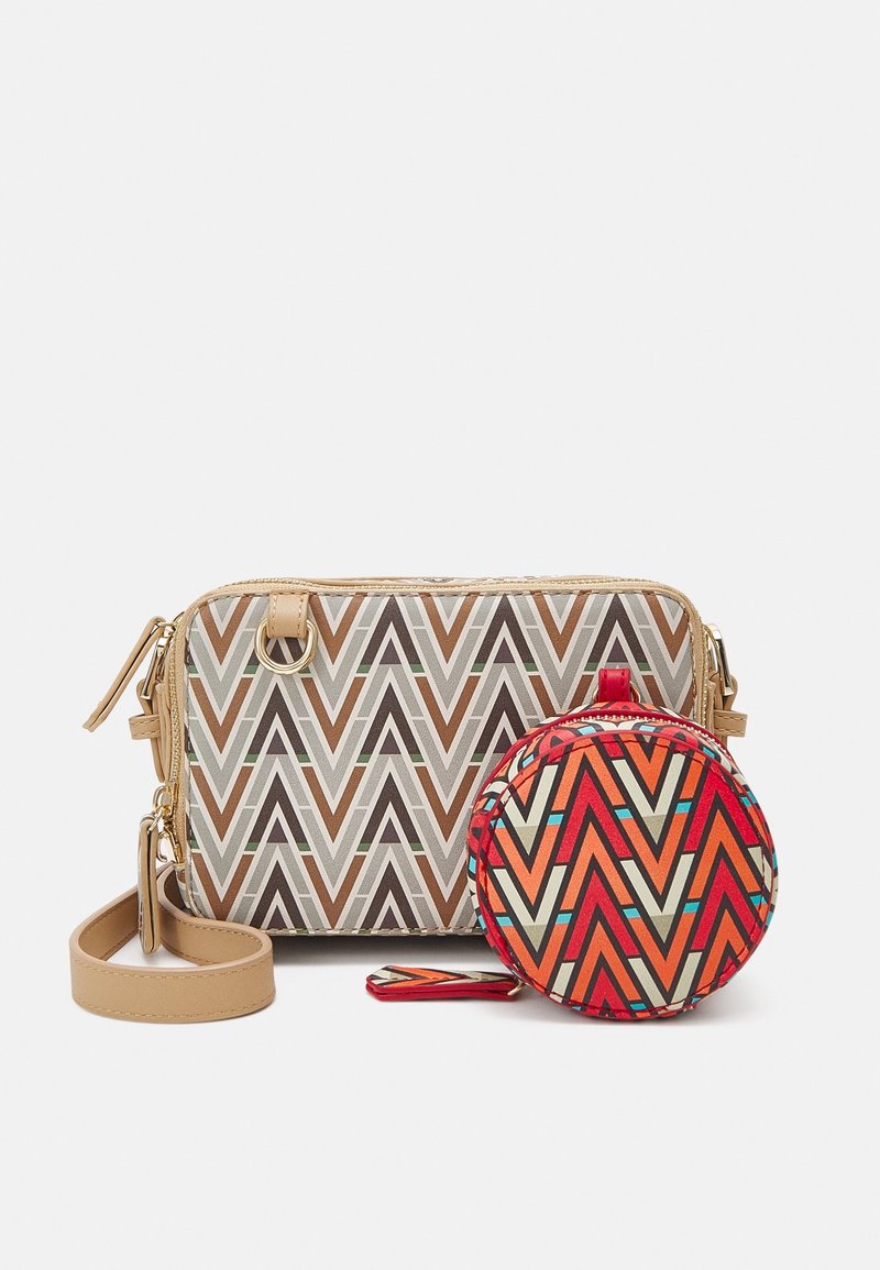 Barevná crossbody taška s geometrickým vzorem cik-cak v béžové, hnědé a korálové barvě. Obsahuje odpovídající kulatou peněženku na mince se stejným designem.
