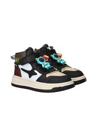 Zwarte, witte en beige sneakers voor kinderen met teal astronaut charms aan de veters, zwarte klittenbandsluitingen en multikleurige hakaccenten.