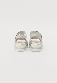 Grå sandaler med en to-farget design, som har en kraftig såle, justerbare stropper og en glatt tekstur, som viser en moderne stil.