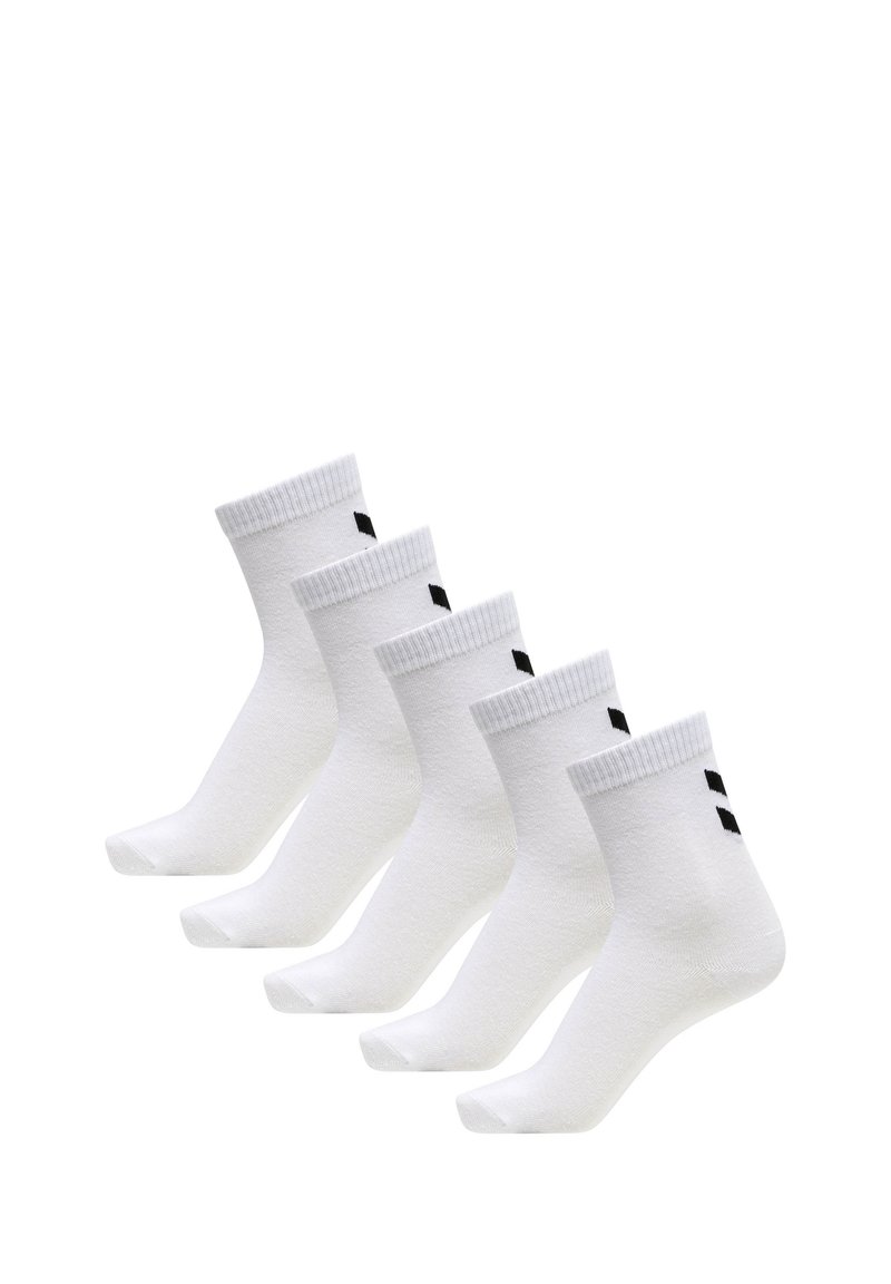 Białe skarpetki kostkowe w opakowaniu pięciu, z teksturowanej tkaniny, z prążkowanymi mankietami i małymi czarnymi detalami brandingowymi po bokach.