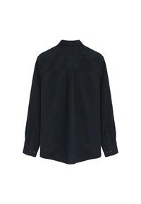 Camicia di velluto a coste blu scuro con colletto a punta, maniche lunghe e polsini abbottonati. Presenta un yoke e una patch con logo sulla parte superiore della schiena.