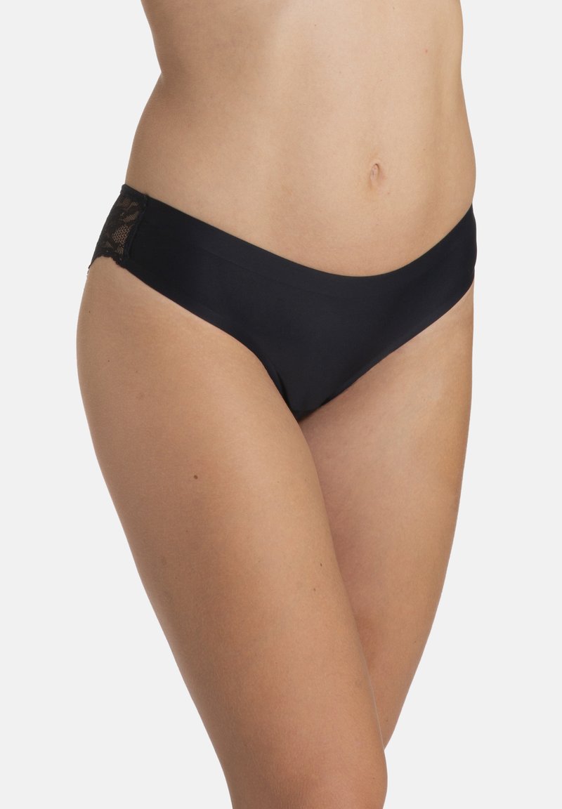 Melna bikini apakša ar gludu audumu un mežģīņu paneļa detaļām sānos. Iezīmēta ar zemu vidukli un minimālisma dizainu.