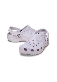 Leicht lila Crocs Clogs aus langlebigem Harz mit Belüftungslöchern, einem Rückengurt und einer strukturierten Sohle für besseren Halt.