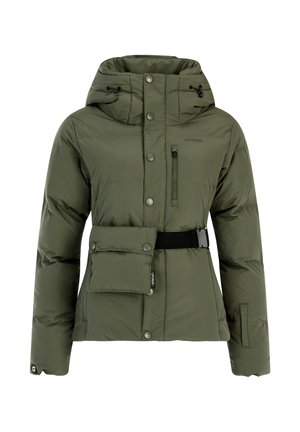 Olijfgroene geïsoleerde jas met een capuchon, drukknoopsluiting en een voorzak. Kenmerkt zich door een ceintuur in de taille en een zachte, geborduurde textuur.