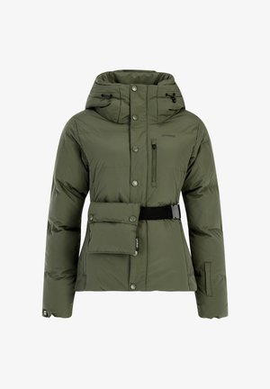 Olijfgroene geïsoleerde jas met een capuchon, drukknoopsluiting en een voorzak. Kenmerkt zich door een ceintuur in de taille en een zachte, geborduurde textuur.