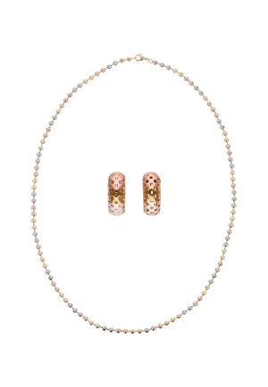 Trójkolorowy naszyjnik ze złota z małymi, zaokrąglonymi koralikami, zestawiony z dopasowanymi, teksturowanymi kolczykami-kołami.