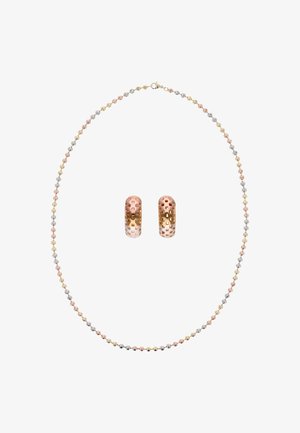 Trójkolorowy naszyjnik ze złota z małymi, zaokrąglonymi koralikami, zestawiony z dopasowanymi, teksturowanymi kolczykami-kołami.