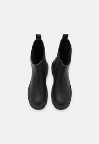 Schwarze Leder-Stiefeletten mit glatter Oberfläche, elastischen Seiten, abgerundeten Zehen und robusten schwarzen Gummisohlen. Die Draufsicht zeigt keine sichtbaren Beschläge.