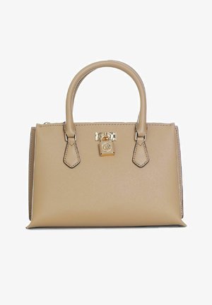 Borsa in finta pelle beige con doppi manici superiori, hardware dorato e un accento con logo metallico. Design strutturato con bordi arrotondati.