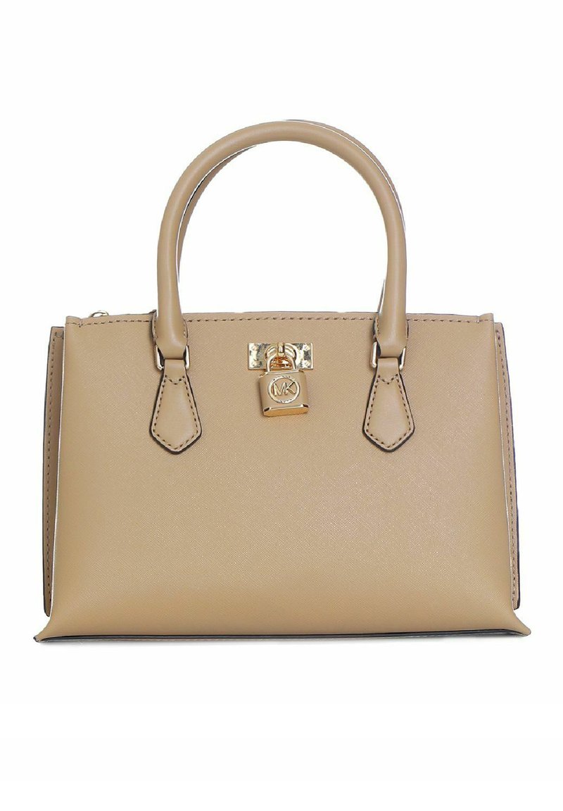 Borsa in finta pelle beige con doppi manici superiori, hardware dorato e un accento con logo metallico. Design strutturato con bordi arrotondati.