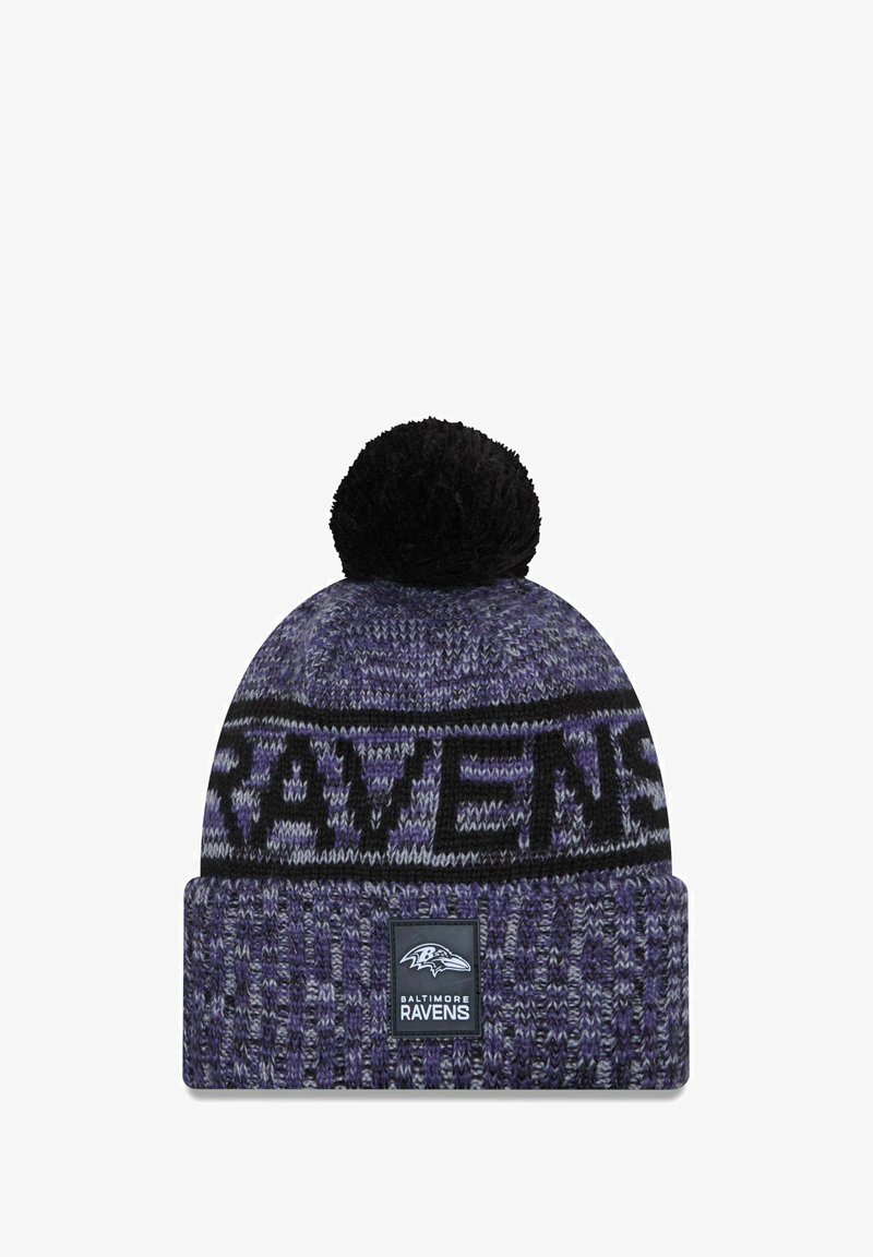 Lila Strickmütze mit einem schwarzen Pompon, versehen mit dem Text "RAVENS" in Schwarz entlang des Rands und einem Logo-Patch auf der Vorderseite.